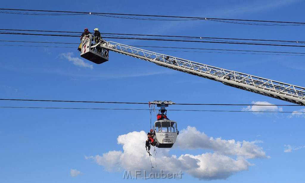 Koelner Seilbahn Gondel blieb haengen Koeln Linksrheinisch P546.JPG